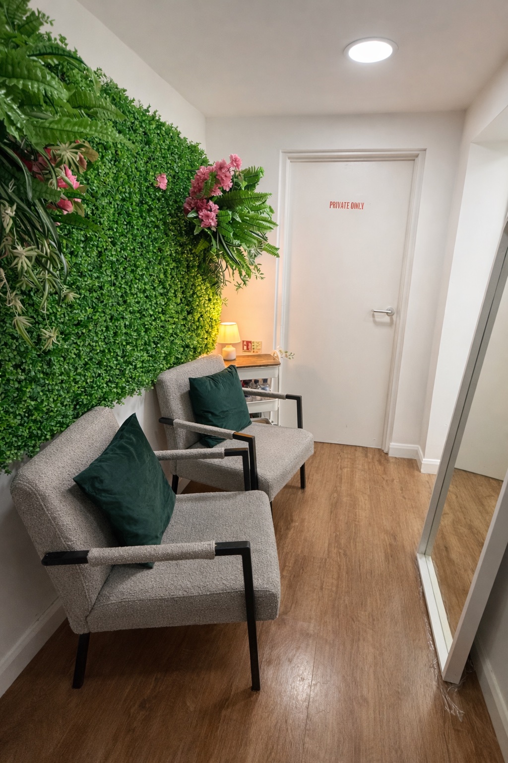 Aldgate waiting area
